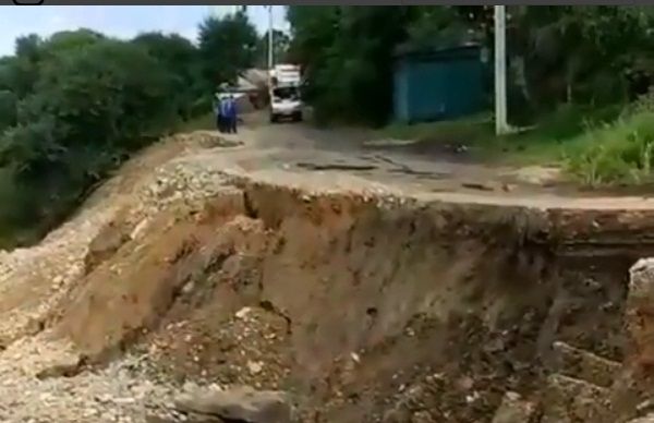 Обвал грунта превратил дорогу в огромную дыру в Уссурийске