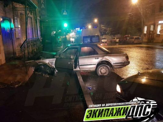 Во Владивостоке машина с отказавшими тормозами протаранила здание