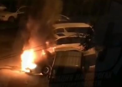 Во Владивостоке у дома, где взорвалась одна машина, сгорела другая