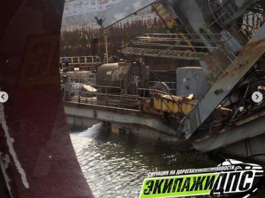 ЧП в Приморье: падение огромного крана на судоремонтном заводе записали на видео