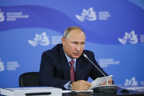 Путин поручил проработать вопрос о придании острову Русский особого правового статуса