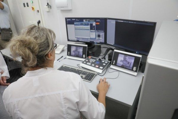 Врач, новый лечебно-диагностический корпус краевого онкологического диспансера