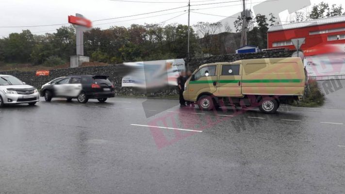 Инкассаторский автомобиль и самосвал столкнулись во Владивостоке