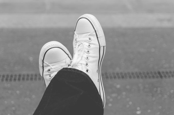 Советы: как чистить белую обувь