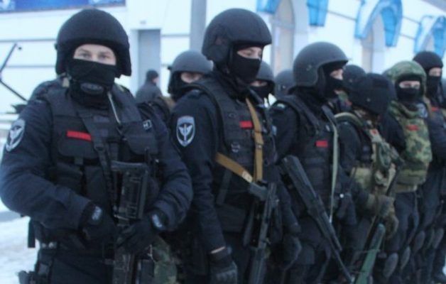 Во Владивостоке десятки бойцов ОМОНа оцепили жилой дом