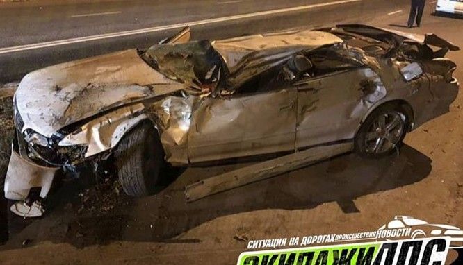 Во Владивостоке машина на огромной скорости врезалась в бетонный блок и несколько раз перевернулась