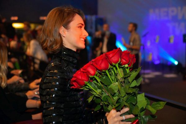 Доставка цветов: гарантированные эмоции на празднике с Lotos-fl.ru