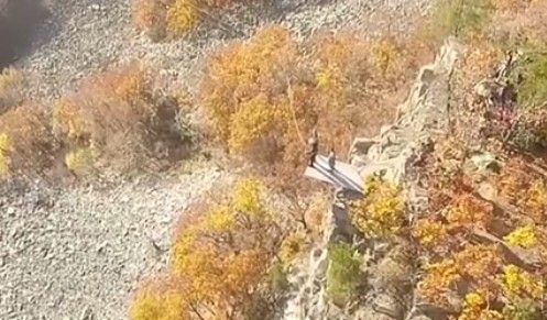 Захватывающее зрелище: дрон записал прыжок со скалы в Приморье