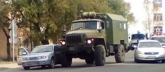 В Приморье огромный армейский грузовик врезался в легковушку