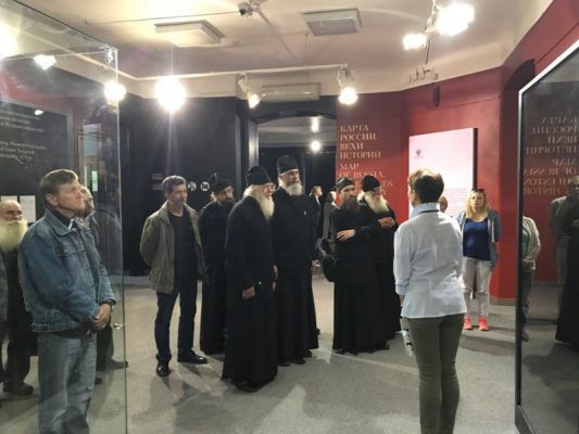 Братья единственного на Дальнем Востоке островного монастыря посетили уникальную выставку во Владивостоке
