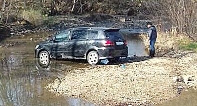 В Приморье китаец решил помыть машину в реке и застрял