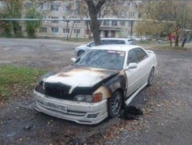 Сразу два автомобиля подожгли ночью во Владивостоке
