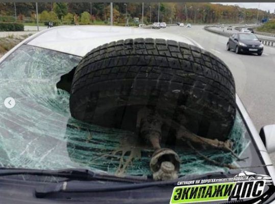 Оторвавшееся на ходу колесо джипа прилетело в лоб легковушке во Владивостоке