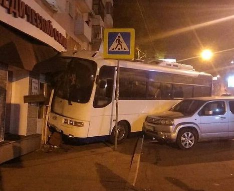 Автобус протаранил жилой дом в центре Владивостока