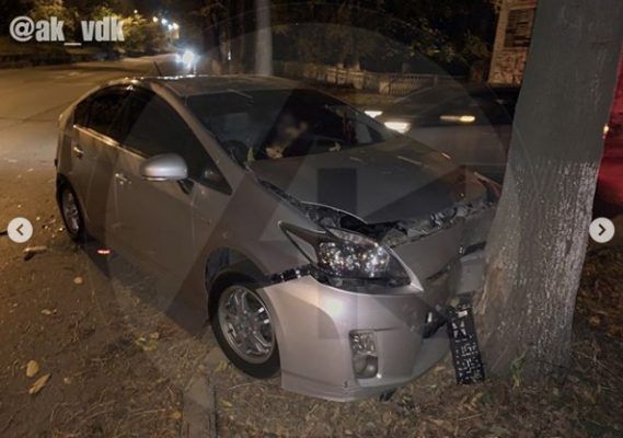 «Приус» врезался в дерево после столкновения с «Маздой» во Владивостоке