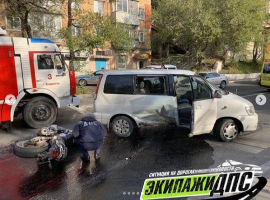 Мотоциклист погиб, «влетев» в микроавтобус во Владивостоке