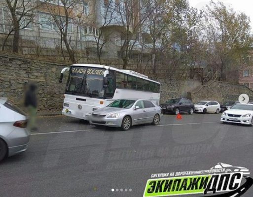 Огромный автобус протаранил две иномарки и врезался в подпорную стену во Владивостоке