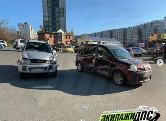 ДТП во Владивостоке: иномарка серьёзно помяла борт минивэна