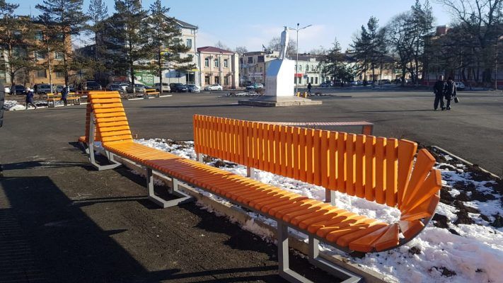 Приморский город украсили скамейками с оригинальным дизайном, сделанными в тюрьме
