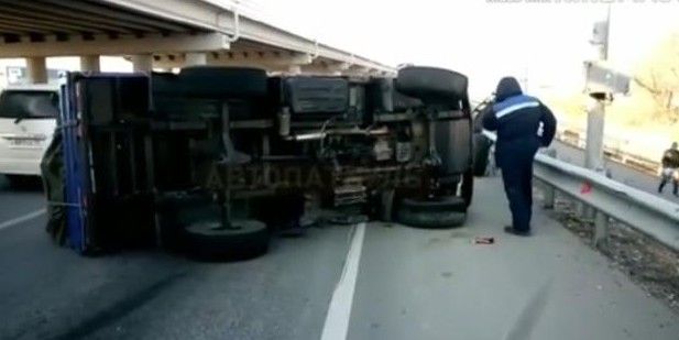 В Приморье на перекрёстке грузовик завалился на бок