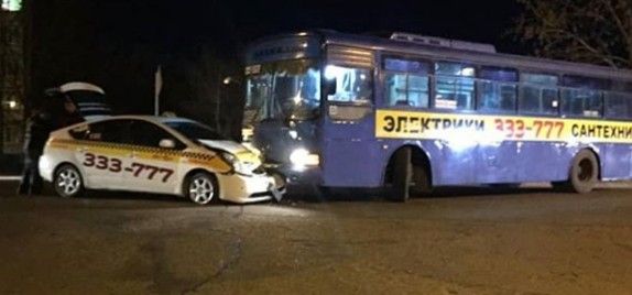 Рейсовый автобус протаранил такси в Приморье