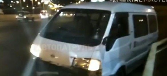 Во Владивостоке автомобиль сбил водителя машины, попавшей в другое ДТП