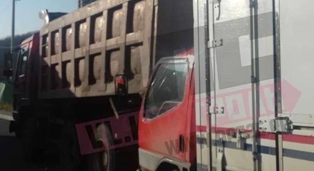 Во Владивостоке грузовик-рефрижератор протаранил самосвал