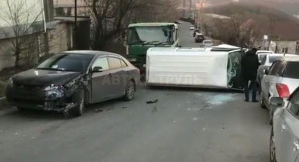 Микроавтобус перевернулся в результате ДТП во Владивостоке