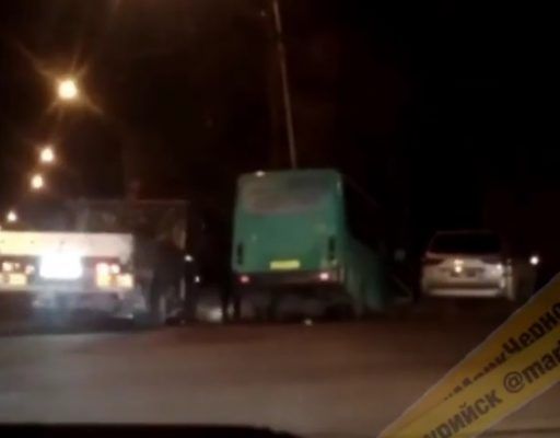 После столкновения с «Лексусом» автобус «улетел» в кювет в Приморье