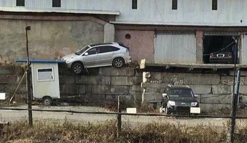Во Владивостоке автомобиль чудом не свалился с большой высоты