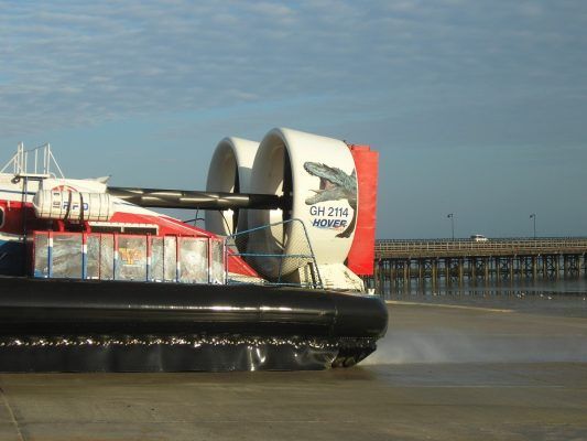Мэрия Владивостока купит два амфибийных судна на воздушной подушке