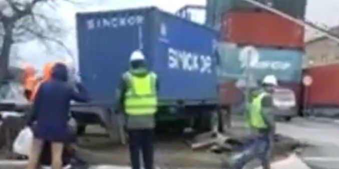 Во Владивостоке на территории торгового порта поезд протаранил контейнеровоз