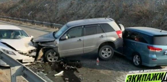 Невозмутимый водитель во Владивостоке поехал «по встречке» и устроил массовое ДТП