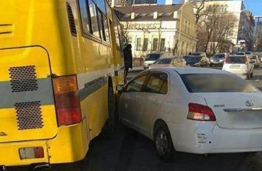 Во Владивостоке столкнулись машины, которые объезжали другую аварию
