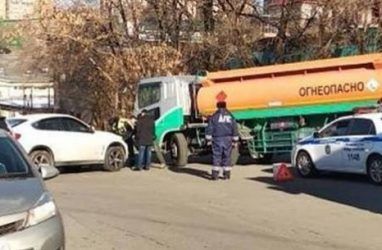 Во Владивостоке BMW протаранил бензовоз