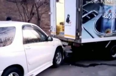 Неуправляемый «кофейный» грузовик протаранил легковушку во Владивостоке