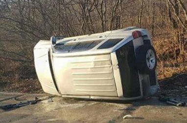 Мощное ДТП во Владивостоке: машина врезалась в дерево и перевернулась