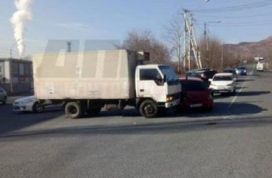 Во Владивостоке грузовик протаранил малолитражку