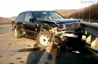 В Приморье автомобиль врезался в машину с инвалидом