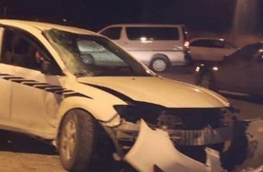 В Приморье машина на полном ходу врезалась в остановку: водителя увезли в больницу