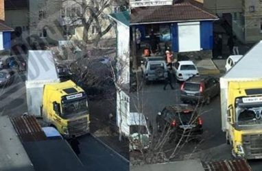 Во Владивостоке большегруз попал «в плен» на запаркованной дороге