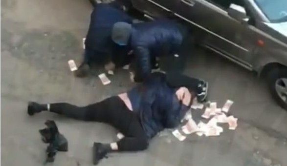 Во Владивостоке грабители напали на мужчину с мешком денег