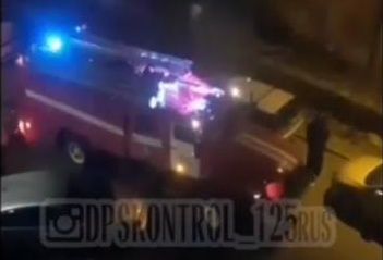 Во Владивостоке пожарный автомобиль чуть не застрял в припаркованных авто