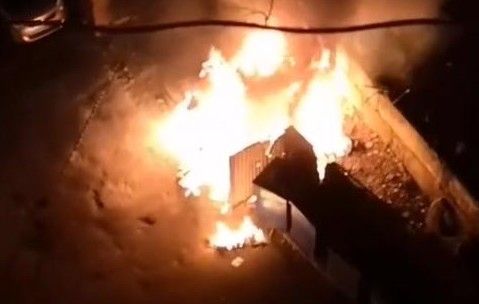 Во Владивостоке огонь с загоревшейся мусорки уничтожил автомобиль