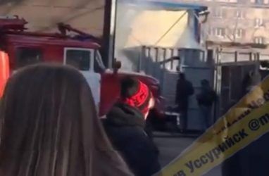 В Приморье из-за пожара эвакуировали торговый центр