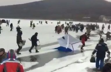 Во Владивостоке десятки любителей зимней рыбалки чуть не ушли под воду