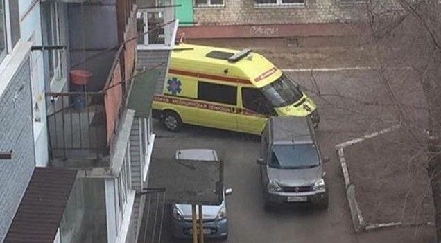 В Приморье машина скорой помощи не смогла подъехать к подъезду из-за припаркованного авто