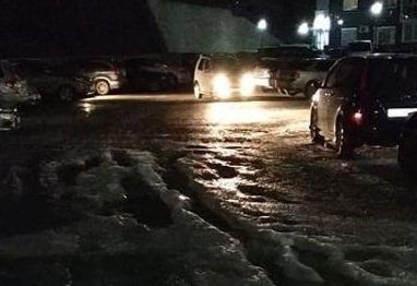 В новом микрорайоне Владивостока машины стали вмерзать в лёд