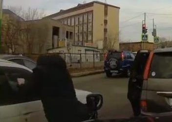 Во Владивостоке разъярённый мужчина напал на автомобиль обидчика