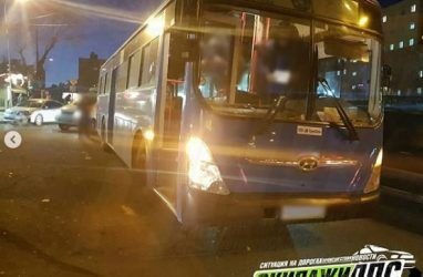 Автобус с пассажирами врезался в припаркованную машину во Владивостоке